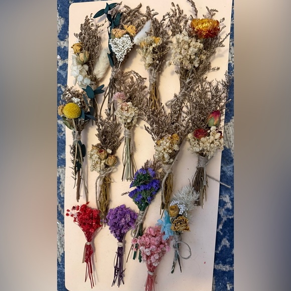 Assorted Dried Flower Bouquets. 15 mini flower arrangements - Picture 7 of 10